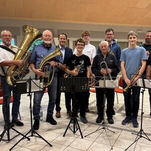 Die Mitglieder der Musikvereinigung Pulheim gemeinsam mit Bürgermeister Frank Keppeler.