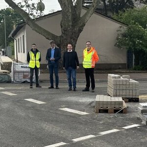 Bürgermeister Frank Keppeler besichtigt mit dem Technischen Dezernenten Olaf Kleine-Erwig sowie den beiden Projektverantwortlichen Max Rauer und Uwe Baumann die Baustelle